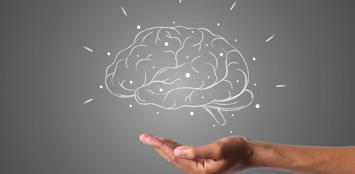 cerebro-escribe-tiza-blanca-mano-dibuja-concepto (1)