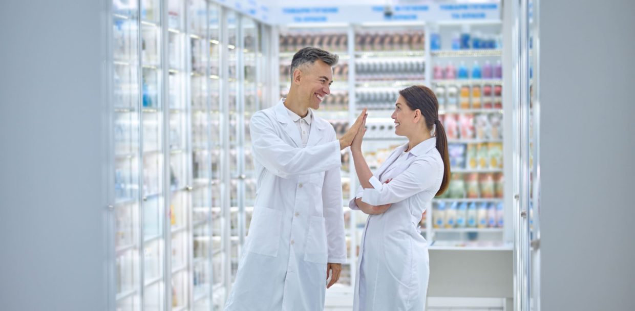 dos-personas-batas-laboratorio-sintiendose-bien-sonriendo (1)