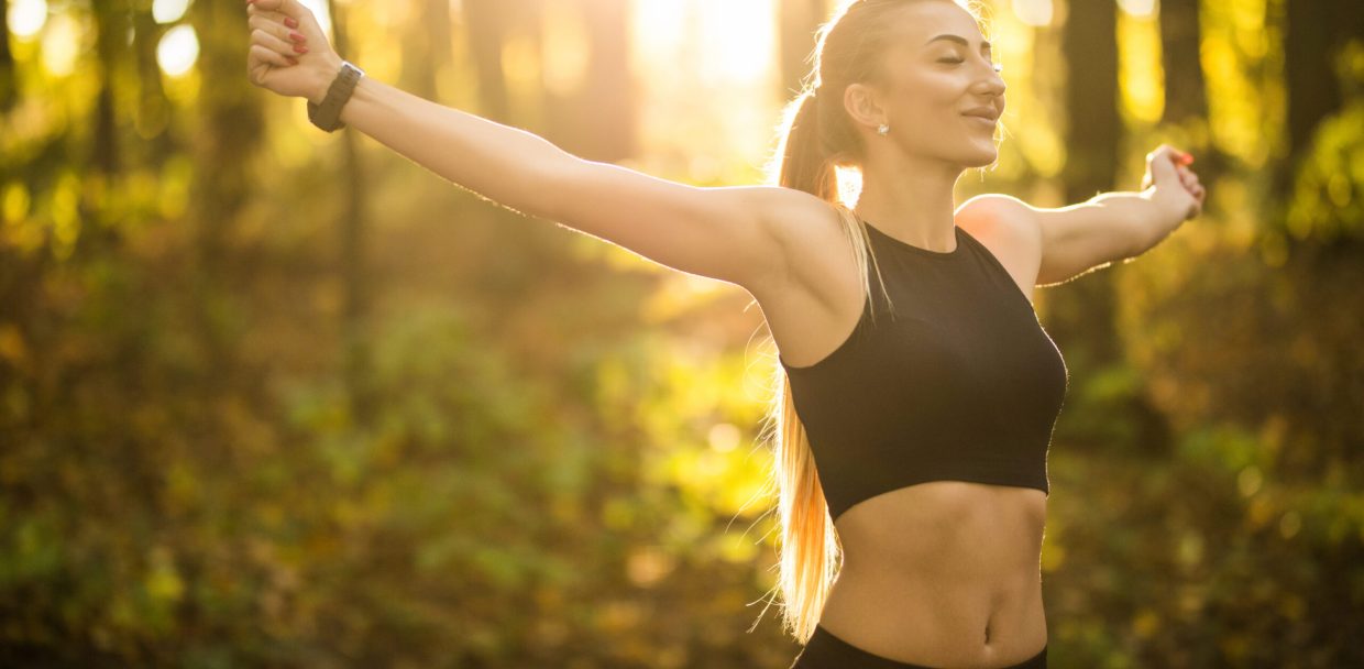 mujer-bonita-deporte-haciendo-ejercicios-yoga-parque (1)
